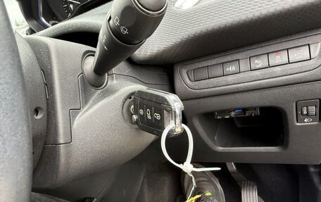 Peugeot 2008 II, 2017 год, 882 748 рублей, 31 фотография