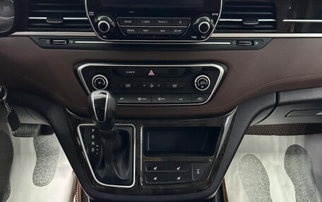 Hyundai Grand Starex Grand Starex I рестайлинг 2, 2019 год, 3 400 000 рублей, 16 фотография