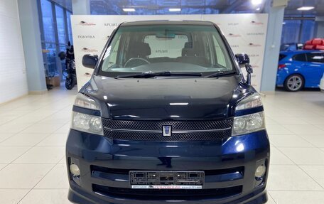 Toyota Voxy II, 2005 год, 940 000 рублей, 3 фотография