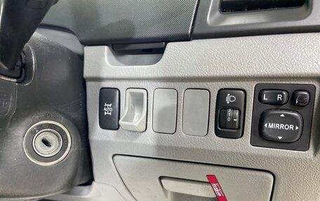 Toyota Voxy II, 2005 год, 940 000 рублей, 13 фотография