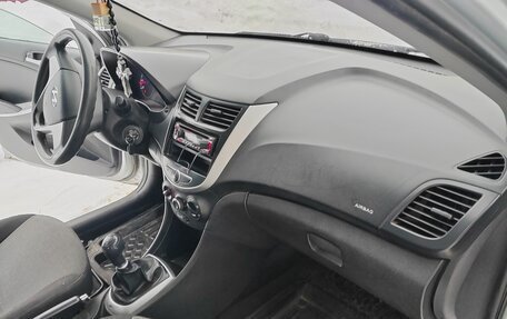 Hyundai Solaris II рестайлинг, 2013 год, 595 000 рублей, 13 фотография