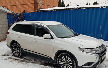 Mitsubishi Outlander III рестайлинг 3, 2019 год, 2 100 000 рублей, 6 фотография