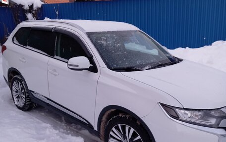 Mitsubishi Outlander III рестайлинг 3, 2019 год, 2 100 000 рублей, 4 фотография