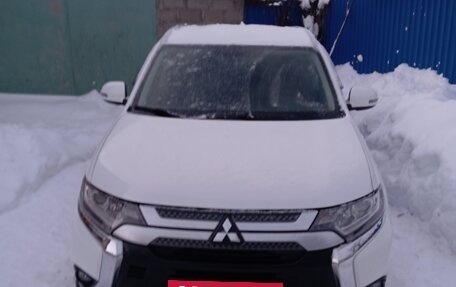 Mitsubishi Outlander III рестайлинг 3, 2019 год, 2 100 000 рублей, 3 фотография