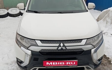 Mitsubishi Outlander III рестайлинг 3, 2019 год, 2 100 000 рублей, 7 фотография