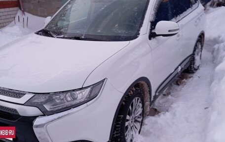 Mitsubishi Outlander III рестайлинг 3, 2019 год, 2 100 000 рублей, 5 фотография