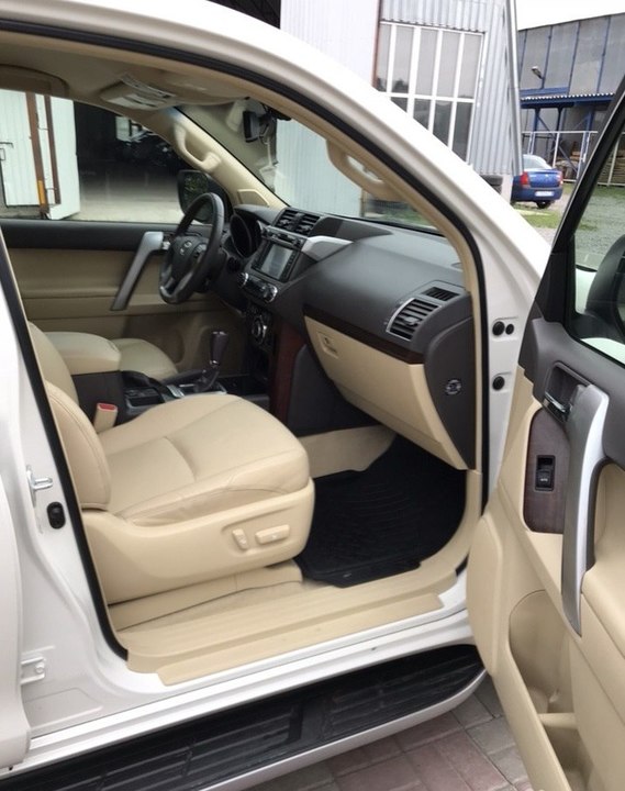 Toyota Land Cruiser Prado 150 рестайлинг, 2017 год, 900 000 рублей, 9 фотография