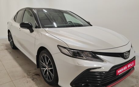 Toyota Camry, 2021 год, 3 200 000 рублей, 2 фотография
