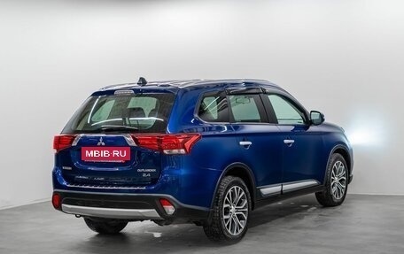 Mitsubishi Outlander III рестайлинг 3, 2015 год, 1 800 000 рублей, 3 фотография