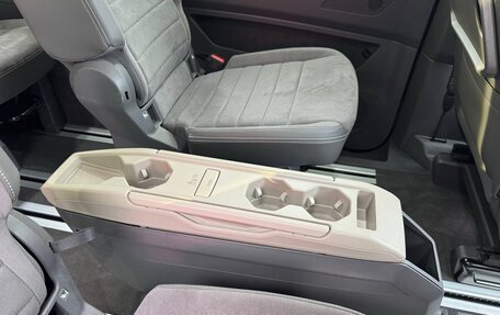 Volkswagen Multivan, 2023 год, 6 700 000 рублей, 10 фотография