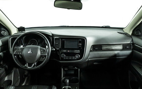 Mitsubishi Outlander III рестайлинг 3, 2016 год, 1 899 700 рублей, 13 фотография