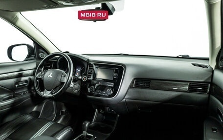 Mitsubishi Outlander III рестайлинг 3, 2016 год, 1 899 700 рублей, 9 фотография