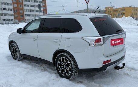 Mitsubishi Outlander III рестайлинг 3, 2015 год, 1 700 000 рублей, 10 фотография