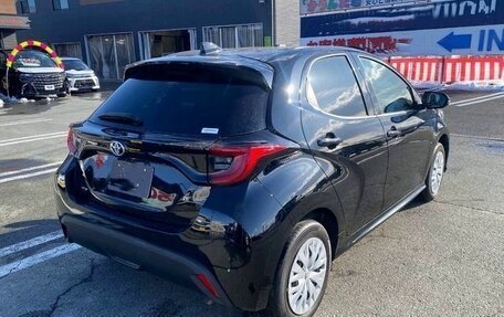 Toyota Yaris, 2022 год, 1 025 000 рублей, 2 фотография