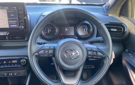 Toyota Yaris, 2022 год, 1 025 000 рублей, 5 фотография