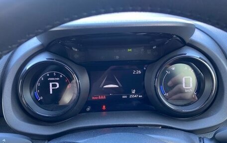 Toyota Yaris, 2022 год, 1 025 000 рублей, 11 фотография