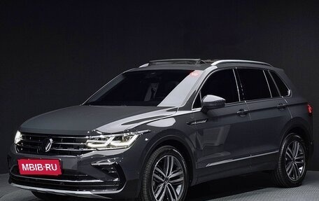 Volkswagen Tiguan II, 2022 год, 2 550 000 рублей, 1 фотография