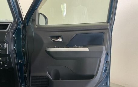 Toyota Roomy I, 2023 год, 1 165 000 рублей, 26 фотография