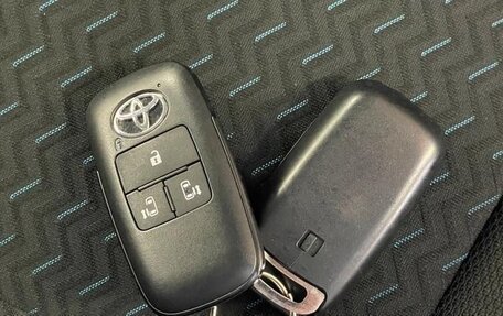 Toyota Roomy I, 2023 год, 1 165 000 рублей, 38 фотография