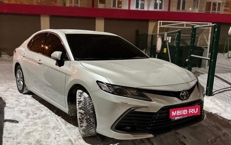 Toyota Camry, 2022 год, 3 800 000 рублей, 4 фотография