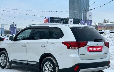 Mitsubishi Outlander III рестайлинг 3, 2015 год, 1 820 000 рублей, 4 фотография