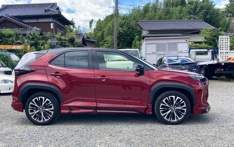 Toyota Yaris Cross, 2022 год, 1 624 000 рублей, 2 фотография