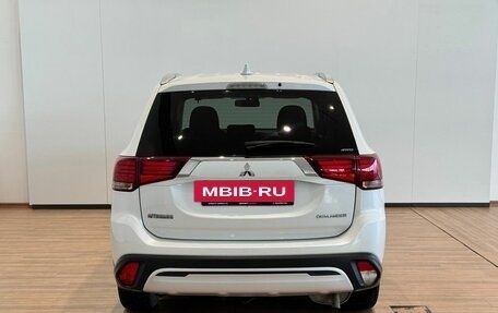 Mitsubishi Outlander III рестайлинг 3, 2019 год, 2 150 000 рублей, 6 фотография