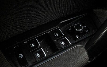 Volkswagen Tiguan II, 2018 год, 2 419 000 рублей, 17 фотография