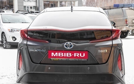 Toyota Prius IV XW50, 2017 год, 1 755 000 рублей, 8 фотография