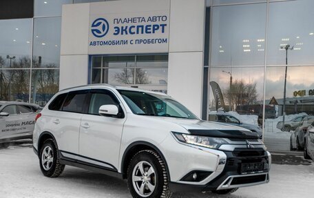Mitsubishi Outlander III рестайлинг 3, 2019 год, 1 999 000 рублей, 4 фотография