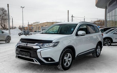 Mitsubishi Outlander III рестайлинг 3, 2019 год, 1 999 000 рублей, 2 фотография