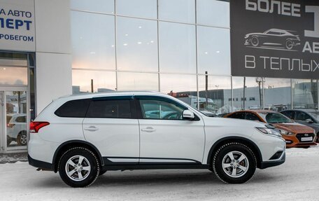 Mitsubishi Outlander III рестайлинг 3, 2019 год, 1 999 000 рублей, 5 фотография