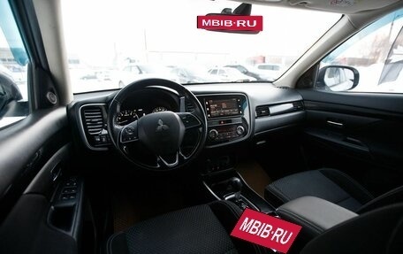 Mitsubishi Outlander III рестайлинг 3, 2019 год, 1 999 000 рублей, 9 фотография