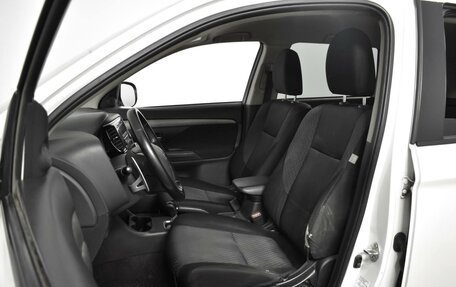 Mitsubishi Outlander III рестайлинг 3, 2013 год, 1 378 200 рублей, 10 фотография