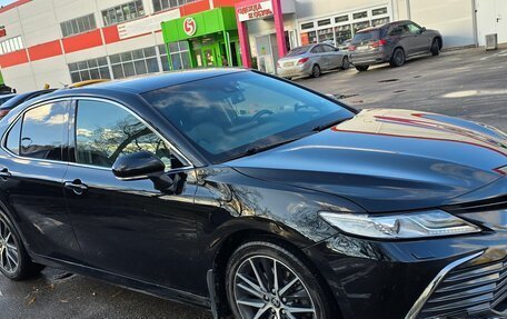 Toyota Camry, 2021 год, 2 600 000 рублей, 2 фотография