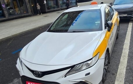 Toyota Camry, 2021 год, 2 600 000 рублей, 10 фотография