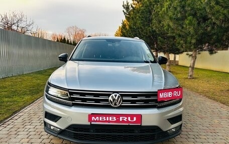 Volkswagen Tiguan II, 2018 год, 1 990 000 рублей, 2 фотография