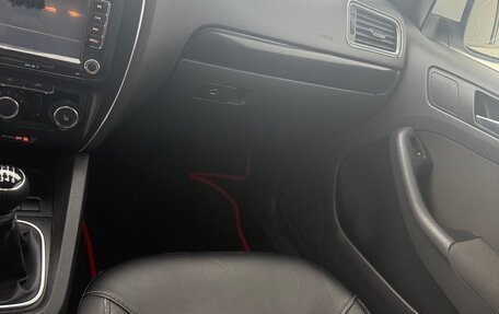 Volkswagen Jetta VI, 2011 год, 950 000 рублей, 7 фотография