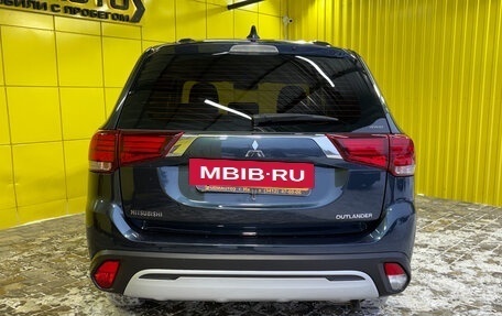 Mitsubishi Outlander III рестайлинг 3, 2020 год, 2 249 000 рублей, 8 фотография