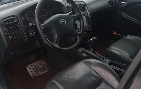 Toyota Avensis III рестайлинг, 2001 год, 410 000 рублей, 5 фотография