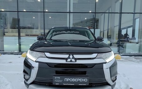 Mitsubishi Outlander III рестайлинг 3, 2018 год, 1 995 000 рублей, 2 фотография