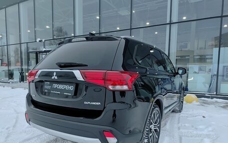 Mitsubishi Outlander III рестайлинг 3, 2018 год, 1 995 000 рублей, 6 фотография