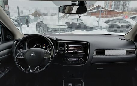 Mitsubishi Outlander III рестайлинг 3, 2018 год, 1 995 000 рублей, 17 фотография