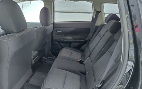 Mitsubishi Outlander III рестайлинг 3, 2018 год, 1 995 000 рублей, 15 фотография