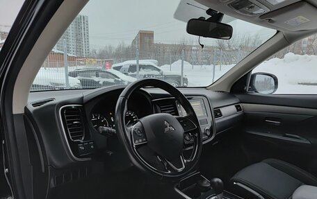 Mitsubishi Outlander III рестайлинг 3, 2018 год, 1 995 000 рублей, 20 фотография