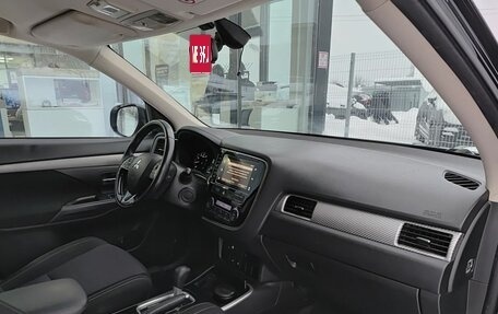 Mitsubishi Outlander III рестайлинг 3, 2018 год, 1 995 000 рублей, 13 фотография