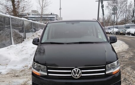Volkswagen Caravelle T6 рестайлинг, 2017 год, 3 780 000 рублей, 2 фотография