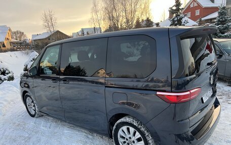 Volkswagen Multivan, 2022 год, 4 900 000 рублей, 5 фотография