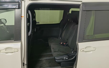 Toyota Voxy III, 2018 год, 1 979 000 рублей, 12 фотография