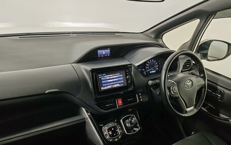 Toyota Voxy III, 2018 год, 1 979 000 рублей, 11 фотография